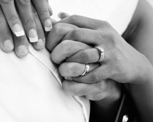 Tradiciniai vestuviniai žiedai ar originalaus dizaino papuošalai?